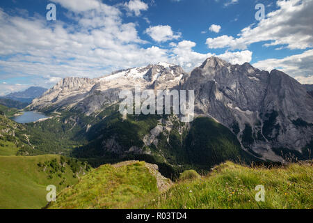 Blick auf die Marmolada-Gruppe von viel dal Pan. See Fedaia im Hintergrund. Die Dolomiten. Italienische Alpen. Europa. Stockfoto