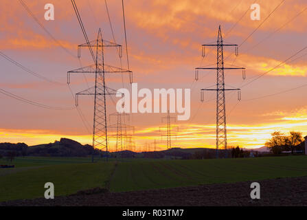 220 kv und 380 kv Elektrische Strommasten im Morgengrauen - 6 Phasen und einem Erdungsdraht Stockfoto
