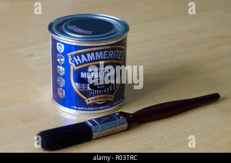 Dose mit schwarzem glatten Hammerite Metall Farbe und Pinsel Stockfoto