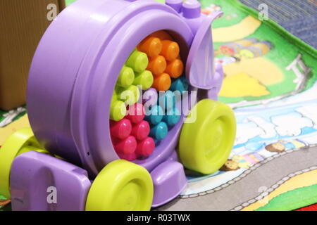Baby Girl (8 Monate) ziehen entlang Spielzeug Ente auf Baby Girl (8 Monate) ziehen entlang Spielzeug Ente auf