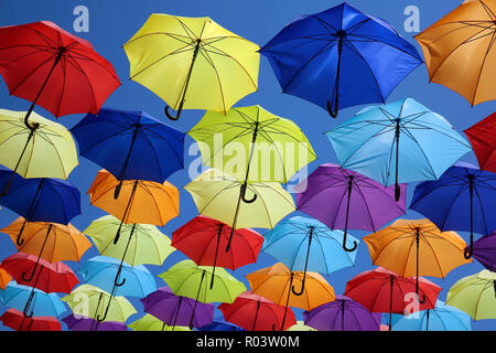 Bunte sonnenschirme Hintergrund. Straße Dekoration. Stockfoto