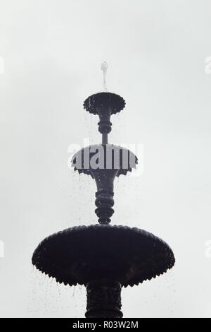 Dreistufige Springbrunnen gegen bedeckt Hintergrund Stockfoto