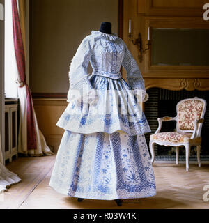 Tiered Papier Kleid von Isabelle de Borchgrave Stockfoto