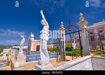 Weißer Marmor Statuen und Park mit Rokoko Palast Stockfoto