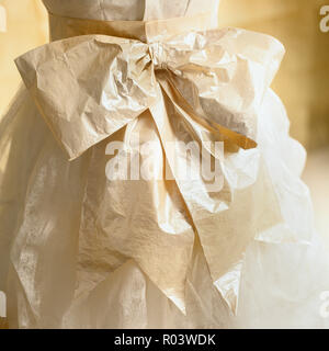 Auf einem Bogen Papier Kleid von Isabelle de Borchgrave Stockfoto