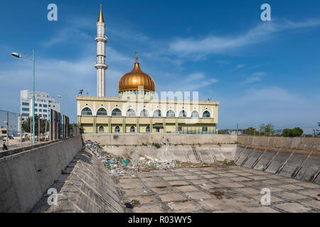 Garbage gedumpten direkt hinter der berühmten Moschee von Nabi Saeen in Nazareth, Israel Stockfoto