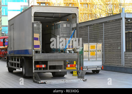Nach hinten offene Tür mit Rampe bei Lieferwagen Stockfoto, Bild ...