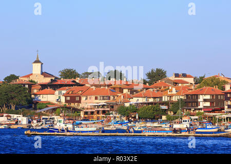 Panoramablick auf den Hafen und 1352 "Theotokos" Kirche (1883) in Nessebar, Bulgarien Stockfoto