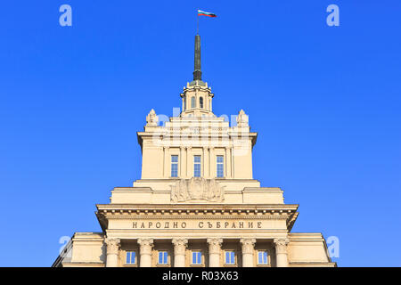 Büro Haus der Nationalversammlung (ehemaliges Haus der Bulgarischen Kommunistischen Partei) außerhalb der überdachte Ruinen von Sofia in Sofia, Bulgarien Stockfoto