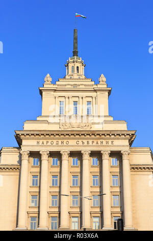 Büro Haus der Nationalversammlung (ehemaliges Haus der Bulgarischen Kommunistischen Partei) außerhalb der überdachte Ruinen von Sofia in Sofia, Bulgarien Stockfoto