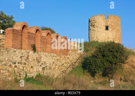 Die 6. Jahrhundert Basilika der heiligen Mutter Gottes Eleusa und Turm in Nessebar, Bulgarien Stockfoto