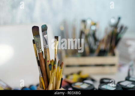 Kunst Bürsten in der Halterung Stockfoto