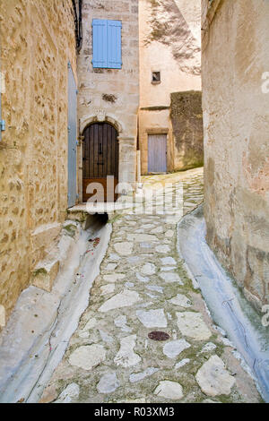 Engen gepflasterten Gang in Simiane La Rotonde, Provence, Frankreich Stockfoto