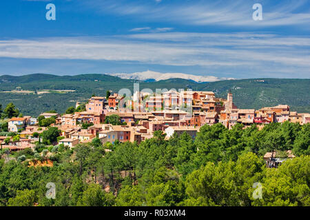 Hilltop Stadt Roussillon mit Mont Ventoux, Provence, Frankreich Stockfoto