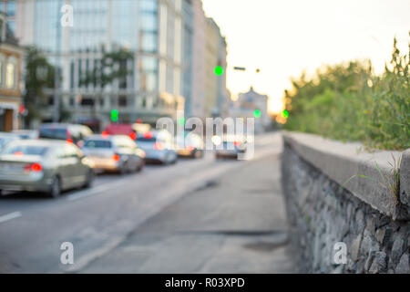 Unscharfer Hintergrund mit Autos und Gebäude in der Stadt. Stockfoto