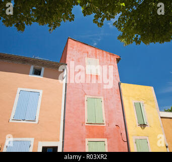 Mehrfarbige Gebäude im Zentrum von Roussillon, Provence, Frankreich Stockfoto
