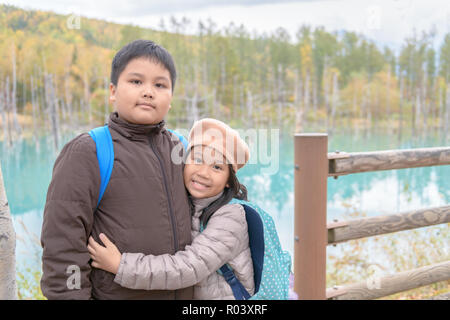 Schwester umarmen Bruder am Blauen Teich (Aoiike) in Hokkaido Biei, Herbst, Travel Concept Stockfoto