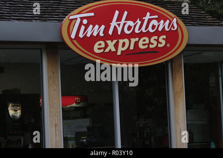 TORONTO, KANADA - 29. Oktober 2018: Von außen ein Tim Hortons Coffee Shop im Laufe des Tages Stockfoto