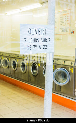 Außerhalb Aussicht auf Paris, Waschsalon, Zeichen liest: "OUVERT 7 Jours sur 7 de 7 eine 22 h geöffnete sieben Tage ein Woche' Stockfoto