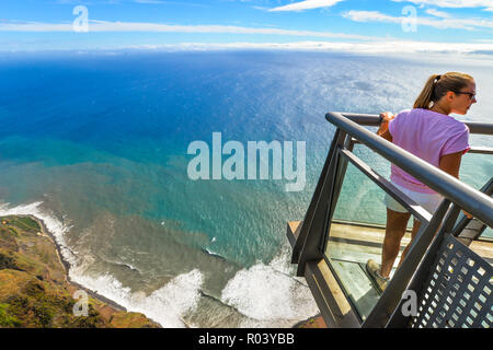 Cabo Cirao/Madeira - Portugal - 10/12/18 - Der Blick aus dem gläsernen Verbindungsgang am Cabo Girao - Madeira - Portugal Stockfoto