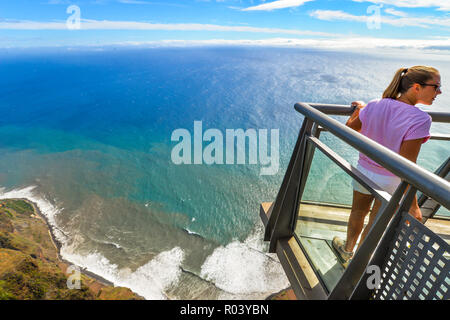 Cabo Cirao/Madeira - Portugal - 10/12/18 - Der Blick aus dem gläsernen Verbindungsgang am Cabo Girao - Madeira - Portugal Stockfoto