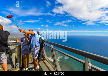 Cabo Cirao/Madeira - Portugal - 10/12/18 - Der Blick aus dem gläsernen Verbindungsgang am Cabo Girao - Madeira - Portugal Stockfoto