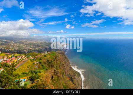 Der Blick aus dem gläsernen Verbindungsgang am Cabo Girao - Madeira - Portugal Stockfoto