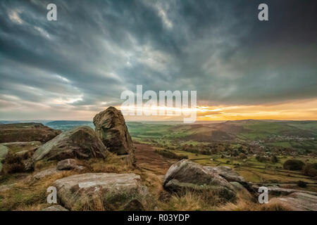 Schöne Landschaft Foto eines Sonnenuntergangs an Curbar Kante, Nationalpark Peak District, Derbyshire, England, Oktober 2018 Stockfoto