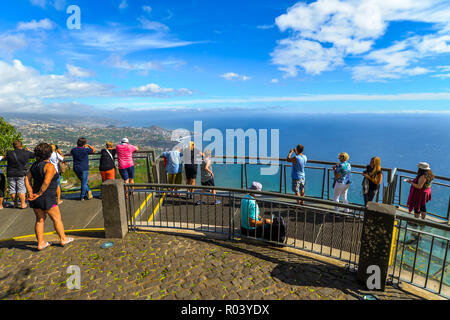 Cabo Cirao/Madeira - Portugal - 10/12/18 - Der Blick aus dem gläsernen Verbindungsgang am Cabo Girao - Madeira - Portugal Stockfoto