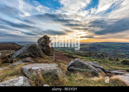 Schöne Landschaft Foto eines Sonnenuntergangs an Curbar Kante, Nationalpark Peak District, Derbyshire, England, Oktober 2018 Stockfoto