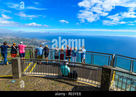 Cabo Cirao/Madeira - Portugal - 10/12/18 - Der Blick aus dem gläsernen Verbindungsgang am Cabo Girao - Madeira - Portugal Stockfoto