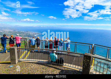 Cabo Cirao/Madeira - Portugal - 10/12/18 - Der Blick aus dem gläsernen Verbindungsgang am Cabo Girao - Madeira - Portugal Stockfoto