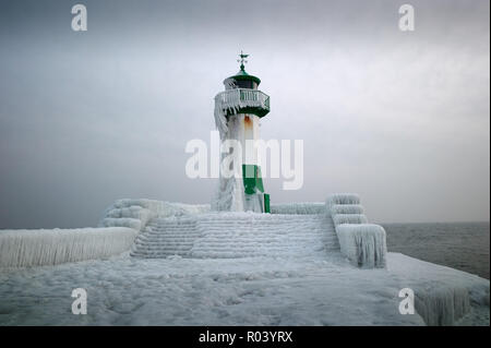 Ostsee Insel Rügen, Mecklenburg-Vorpommern, Deutschland - Leuchtturm Sassnitz im Winter Stockfoto