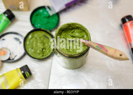 Behälter und Rohre aus Lack Stockfoto