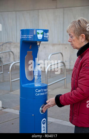 Der schottischen Wasser erste High Tech Top bis auf die Menschen, die unterwegs in einem der schönsten historischen Gegenden der Hauptstadt zu bleiben hydratisiert geschaltet. Stockfoto