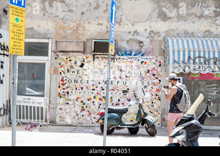 Tel Aviv, Israel - 7 Juni, 2018: Mosaic Wall Art: "Wir waren alle einmal Flüchtlinge in den Straßen von Tel Aviv, Israel. Stockfoto