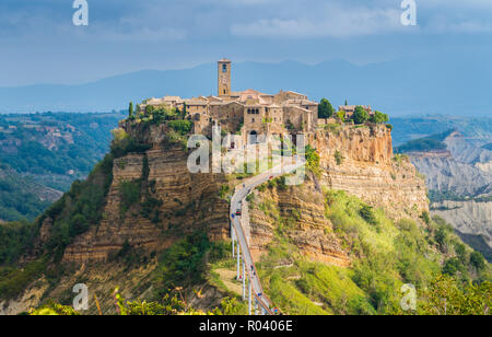 Die berühmten CIVITA DI BAGNOREGIO durch die Sonne an einem stürmischen Tag schlagen. Provinz Viterbo, Latium, Italien. Stockfoto