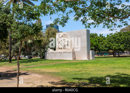 Tel Aviv, Israel - 6 Juni, 2018: Nationale Marmorstatue mit Zahlen und hebräischen Schnitzereien an Hakovshim Garten, Tel Aviv, Israel. Stockfoto