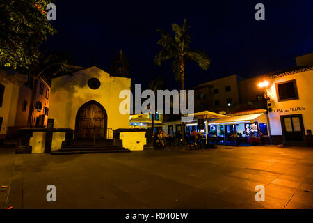 Ein Abend auf dem Platz vor der Kapelle Corpo Santo Stockfoto