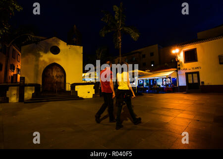 Funchal/Madeira - Portugal - 10/12/18 - Ein Abend auf dem Platz vor der Kapelle Corpo Santo Stockfoto