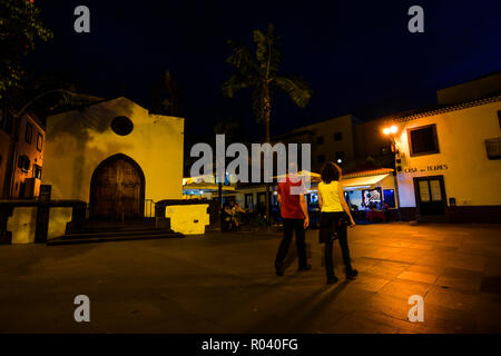 Funchal/Madeira - Portugal - 10/12/18 - Ein Abend auf dem Platz vor der Kapelle Corpo Santo Stockfoto