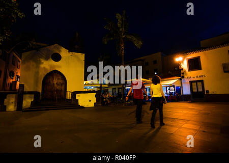 Funchal/Madeira - Portugal - 10/12/18 - Ein Abend auf dem Platz vor der Kapelle Corpo Santo Stockfoto