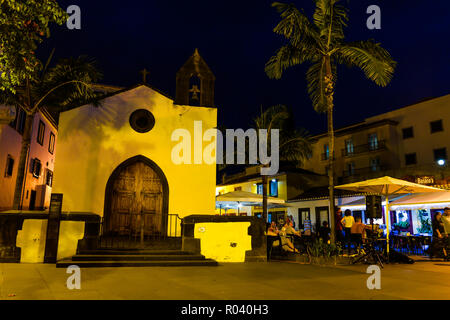 Funchal/Madeira - Portugal - 10/12/18 - Ein Abend auf dem Platz vor der Kapelle Corpo Santo Stockfoto