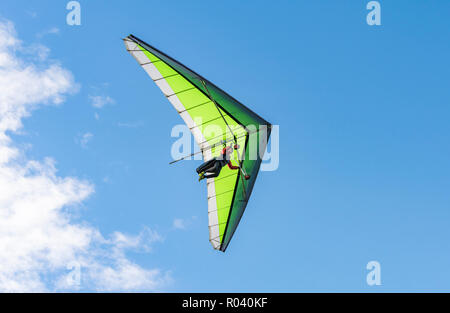 Man Drachenfliegen im Herbst mit blauen Himmel bei der South Downs in East Sussex, England, UK. Stockfoto