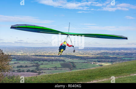 Mann fliegen Drachenflieger im Herbst nach dem Start von Des Teufels Damm auf der South Downs in East Sussex, England, UK. POV. Stockfoto
