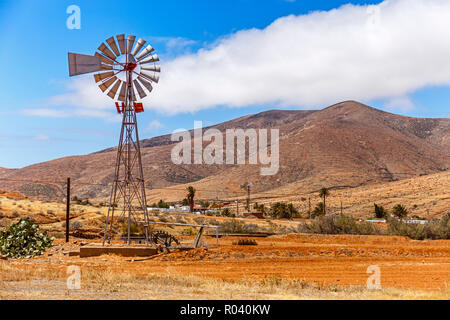 Windmühle bei einer Wüstenlandschaft in Fuerteventura, Kanarische Inseln Stockfoto