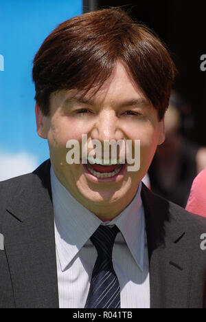 Mike Myers ankommen in SHREK DER DRITTE Premiere auf dem Westwood Village Theater in Los Angeles. headshot Augenkontakt MyersMike 122 Red Carpet Event, Vertikal, USA, Filmindustrie, Prominente, Fotografie, Bestof, Kunst, Kultur und Unterhaltung, Topix Prominente Fashion/Vertikal, Besten, Event in Hollywood Leben - Kalifornien, Roter Teppich und backstage, USA, Film, Stars, Film Stars, TV Stars, Musik, Promis, Fotografie, Bestof, Kunst, Kultur und Unterhaltung, Topix, headshot, vertikal, eine Person aus dem Jahr 2007, Anfrage tsuni@Gamma-USA.com Stockfoto