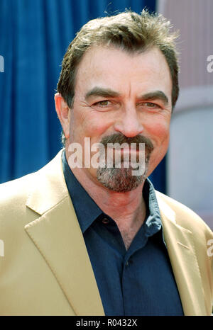 Tom Selleck Anreisen am Treffen der Robinsons Premiere am El Capitan Theatre in Los Angeles. headshot Augenkontakt SelleckTom058 Red Carpet Event, Vertikal, USA, Filmindustrie, Prominente, Fotografie, Bestof, Kunst, Kultur und Unterhaltung, Topix Prominente Fashion/Vertikal, Besten, Event in Hollywood Leben - Kalifornien, Roter Teppich und backstage, USA, Film, Stars, Film Stars, TV Stars, Musik, Promis, Fotografie, Bestof, Kunst, Kultur und Unterhaltung, Topix, headshot, vertikal, eine Person aus dem Jahr 2007, Anfrage tsuni@Gamma-USA.com Stockfoto