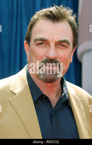 Tom Selleck Anreisen am Treffen der Robinsons Premiere am El Capitan Theatre in Los Angeles. headshot Augenkontakt SelleckTom059 Red Carpet Event, Vertikal, USA, Filmindustrie, Prominente, Fotografie, Bestof, Kunst, Kultur und Unterhaltung, Topix Prominente Fashion/Vertikal, Besten, Event in Hollywood Leben - Kalifornien, Roter Teppich und backstage, USA, Film, Stars, Film Stars, TV Stars, Musik, Promis, Fotografie, Bestof, Kunst, Kultur und Unterhaltung, Topix, headshot, vertikal, eine Person aus dem Jahr 2007, Anfrage tsuni@Gamma-USA.com Stockfoto