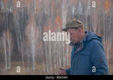 Eine rustikale Mann mit einem Schnurrbart. Russland. Region Kaluga. Dorf Stockfoto